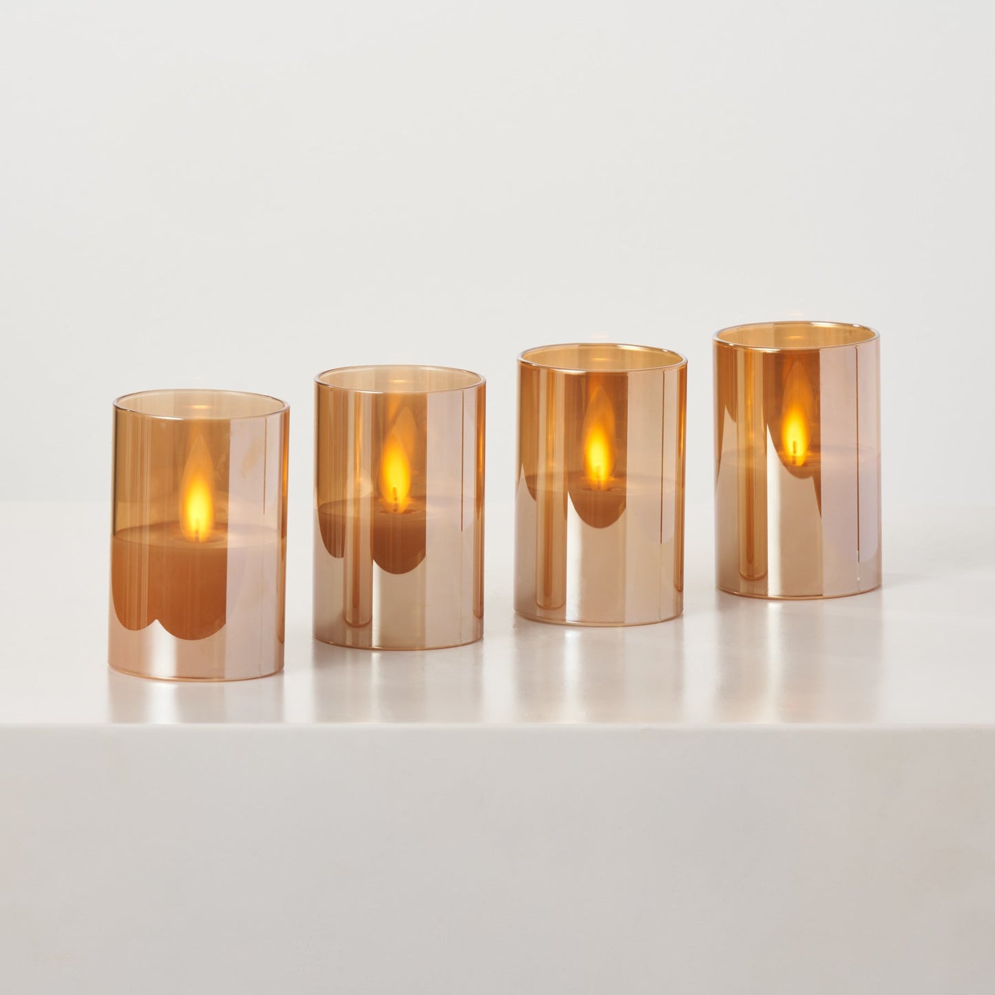 Wiederaufladbare bewegliche flameless LED Votivkerzen aus bernsteinfarbenem Glas mit Fernbedienung - Set von 4